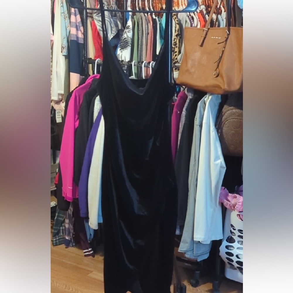 ✨🖤 Change Black Spaghetti Strap Velvet Slip Dress | Size Medium ✨🖤